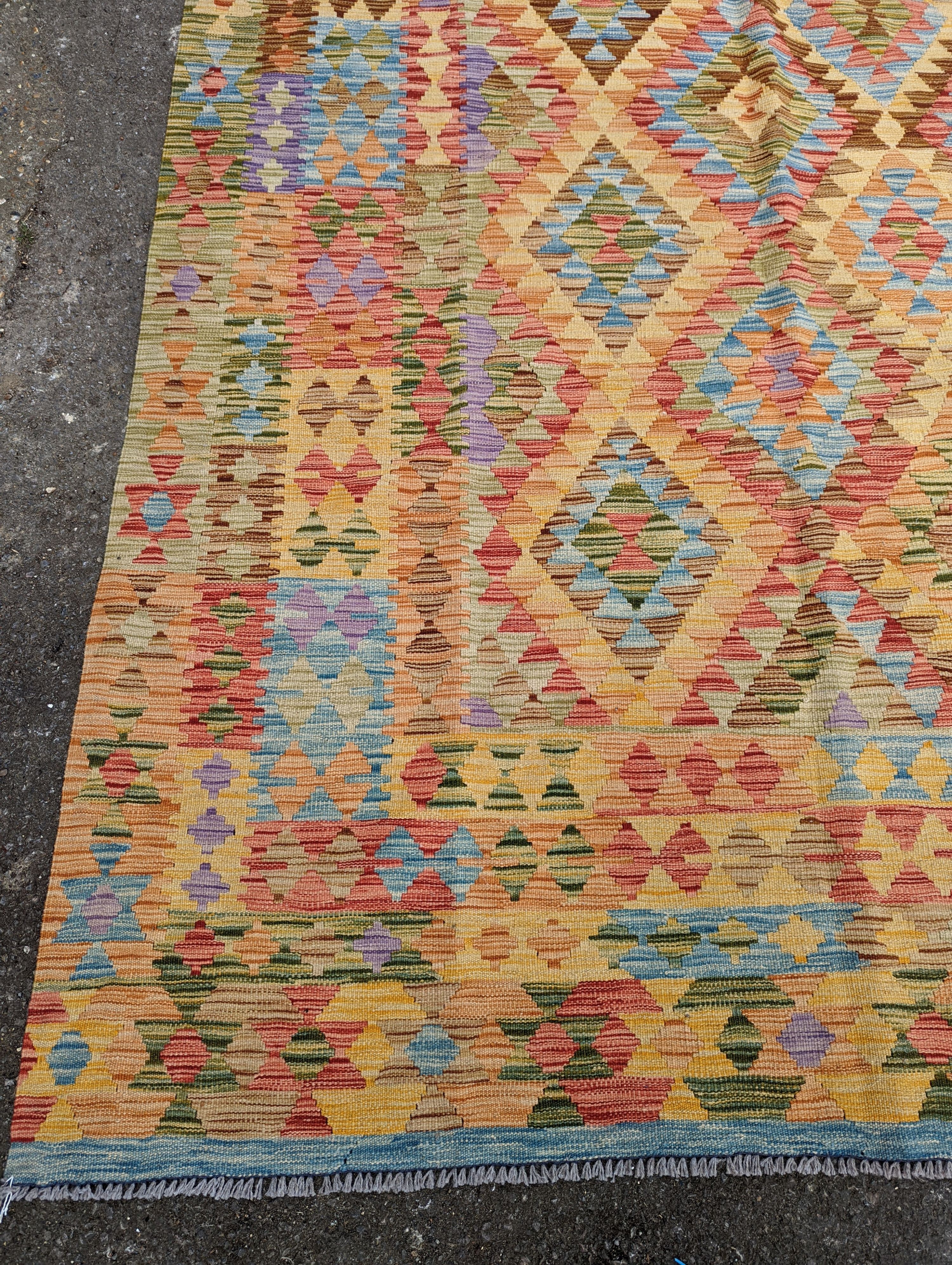 A contemporary Anatolian design Kilim flatweave carpet, approx. 300 x 200cm